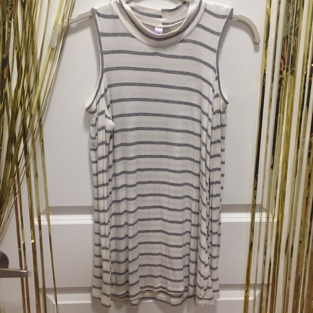 francesca’s stripped top w open shoulders